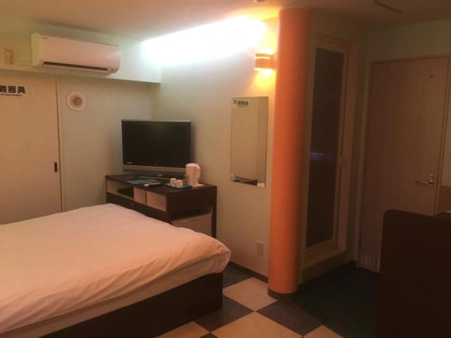 新日本プラザホテル(船橋市/ラブホテル)の写真『33号室、テレビ台に電気ポット、プレーヤー、冷蔵庫などが設置されています』by 坊主マッカートニー