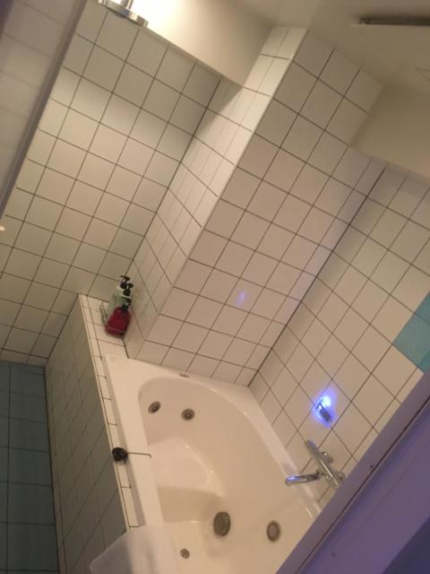 新日本プラザホテル(船橋市/ラブホテル)の写真『33号室、お風呂も広々、２人で入っても余裕です。ただ、浴槽のお湯はタイマー式じゃないので入れすぎないよう注意が必要です。』by 坊主マッカートニー