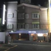 ホテル うさぎのみみ(神戸市中央区/ラブホテル)の写真『夜の外観①』by 少佐