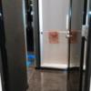 HOTEL schall（シャール）(台東区/ラブホテル)の写真『206：玄関から正面を撮影(手前の取っ手がトイレ。正面の白っぽい扉が浴室。この中間に洗面所があります)』by オレの地雷を越えてゆけ！