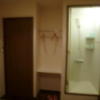 レンタルルーム オーロラ(荒川区/ラブホテル)の写真『203号室入口・洋服かけ・シャワー』by 格付屋