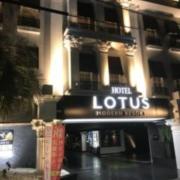 HOTEL LOTUS MODERN 堺店(堺市堺区/ラブホテル)の写真『夜の外観⑤』by 少佐