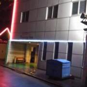ホテル ヤングイン(名古屋市中区/ラブホテル)の写真『夜の外観入口』by エロスギ紳士