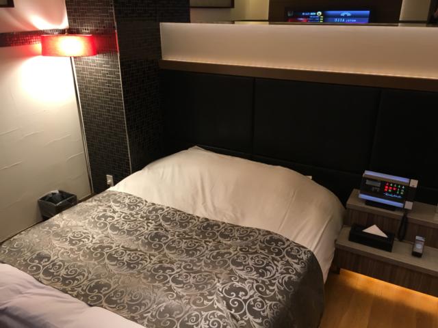 HOTEL AILU(アイル)(豊島区/ラブホテル)の写真『405号室 ベッド周り』by 口コミ野郎