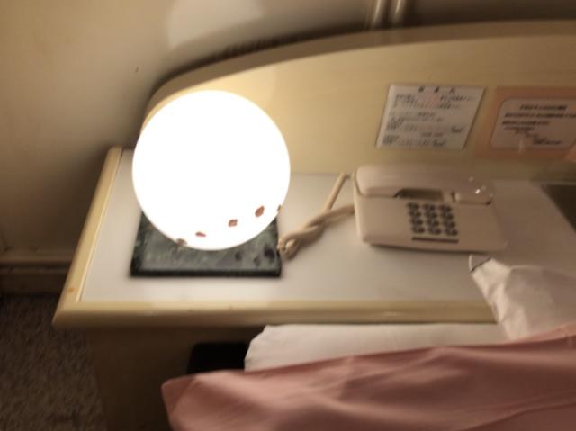 ホテル 日光(台東区/ラブホテル)の写真『101号室 ベットのライトと部屋の電話』by みこすりはん