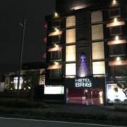 HOTEL BRiO(ブリオ)(京都市伏見区/ラブホテル)の写真『夜の外観①』by 少佐