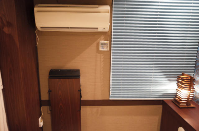 閉店？したホテル(ID:81346)(台東区/ラブホテル)の写真『352号室　エアコンとズボンプレッサー』by INA69