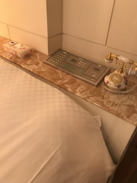 HOTEL TIFFARD（ティファード）(新宿区/ラブホテル)の写真『枕元の備品類』by 少佐