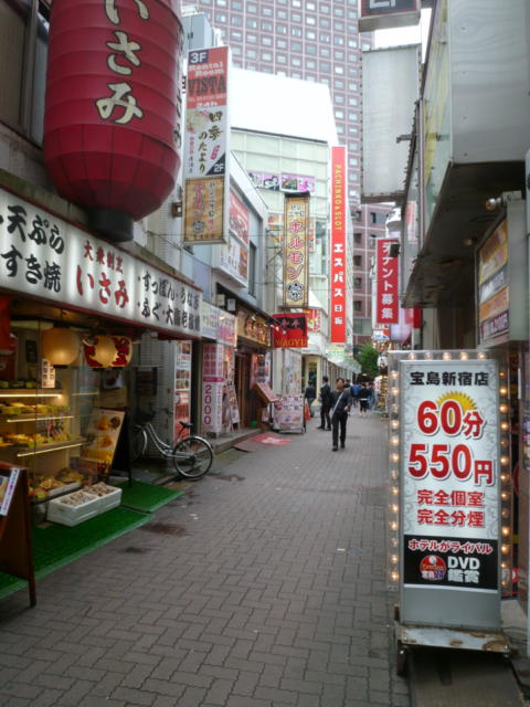 レンタルルーム ビスタ(新宿区/ラブホテル)の写真『部屋のある通りになります。赤い提灯の隣のオレンジ看板がお店』by 格付屋