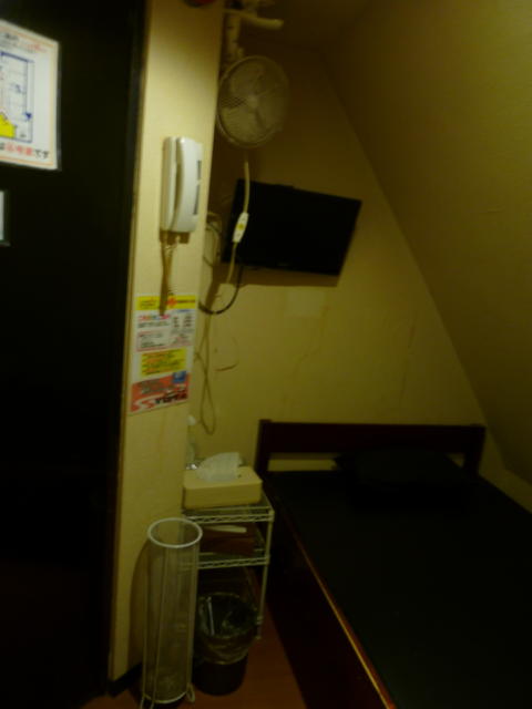 レンタルルーム ビスタ(新宿区/ラブホテル)の写真『6号室入口と備品（右の壁が斜線制限で斜めになってます）』by 格付屋