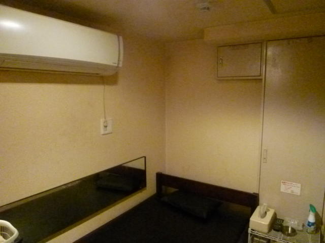 レンタルルーム ビスタ(新宿区/ラブホテル)の写真『1号室ベッド脇には鏡があります』by 格付屋