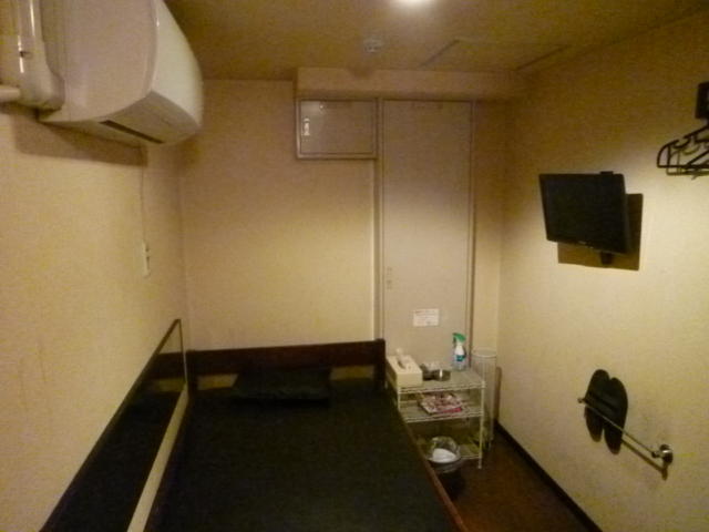 レンタルルーム ビスタ(新宿区/ラブホテル)の写真『1号室入口から全景』by 格付屋
