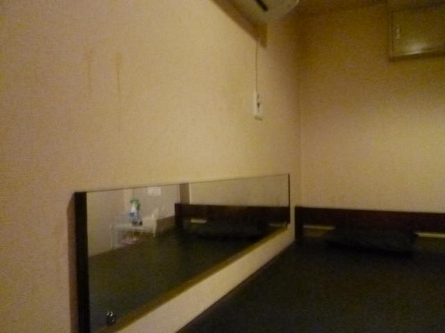 レンタルルーム ビスタ(新宿区/ラブホテル)の写真『1号室ベッド横の鏡は結構大きいです』by 格付屋