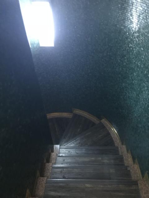 ホテル シック(台東区/ラブホテル)の写真『1階から2階(フロント)へ行く階段』by 少佐