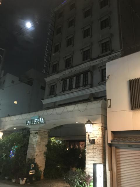 ホテル ギャラリエ(大阪市/ラブホテル)の写真『夜の外観②』by 少佐