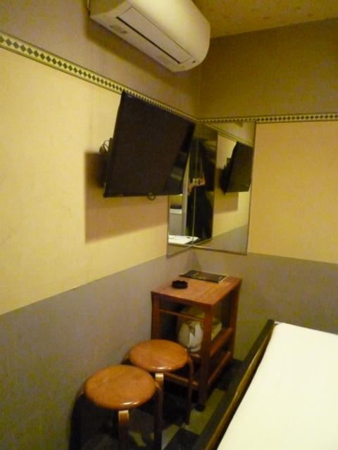 HOTEL i（アイ）(新宿区/ラブホテル)の写真『403号室イス・TV・テーブルなど備品。部屋の四隅には鏡がこのような感じで設置されています。』by 格付屋