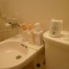 HOTEL i（アイ）(新宿区/ラブホテル)の写真『403号室洗面所の備品。特筆するものはありません。』by 格付屋