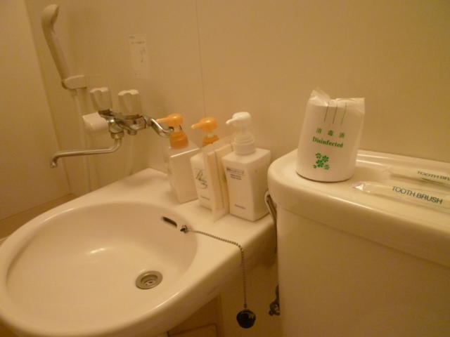 HOTEL i（アイ）(新宿区/ラブホテル)の写真『403号室洗面所の備品。特筆するものはありません。』by 格付屋