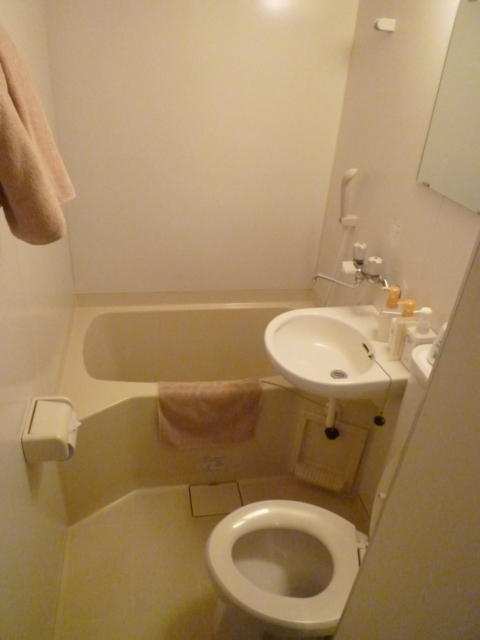 HOTEL i（アイ）(新宿区/ラブホテル)の写真『403号室浴室はユニットバスになっています。ウオシュレットはありません。浴室も一人で入っても足は伸ばせません。』by 格付屋