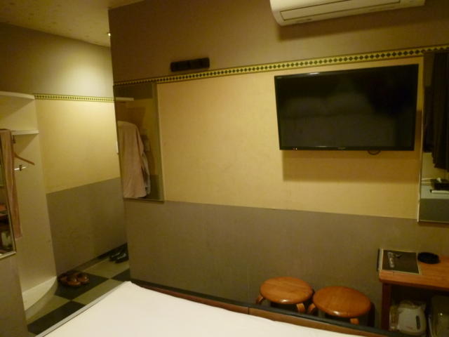 HOTEL i（アイ）(新宿区/ラブホテル)の写真『403号室部屋の奥から入口を見たところ。ご覧のとおり部屋にはベッド以外は丸イスとテーブルくらいしかありません。』by 格付屋