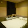 HOTEL i（アイ）(新宿区/ラブホテル)の写真『403号室部屋の全景。部屋の９０％はベッドが占めます』by 格付屋