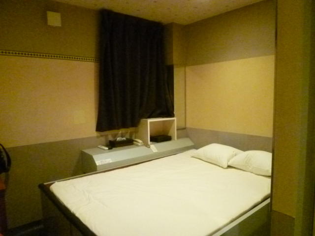 HOTEL i（アイ）(新宿区/ラブホテル)の写真『403号室部屋の全景。部屋の９０％はベッドが占めます』by 格付屋
