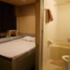 HOTEL i（アイ）(新宿区/ラブホテル)の写真『403号室入口から左が部屋、正面が浴室』by 格付屋