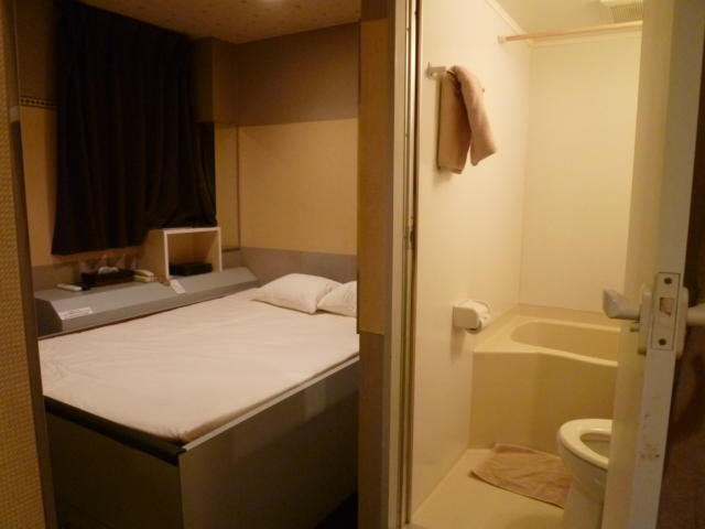 HOTEL i（アイ）(新宿区/ラブホテル)の写真『403号室入口から左が部屋、正面が浴室』by 格付屋