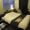 ホテルM(市川市/ラブホテル)の写真『812号室 ベッド周辺（マッサージチェア1台あり）』by ホテルレポったー