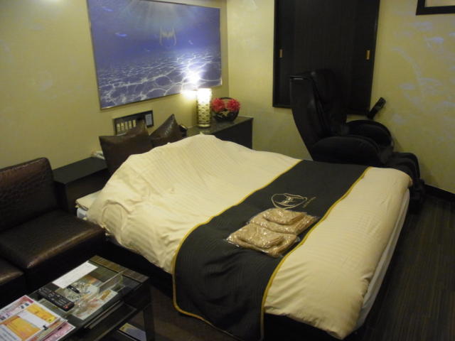 ホテルM(市川市/ラブホテル)の写真『812号室 ベッド周辺（マッサージチェア1台あり）』by ホテルレポったー