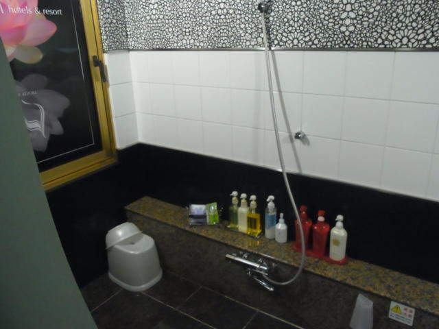 ホテルM(市川市/ラブホテル)の写真『812号室 浴室（本館Eタイプと同種のマット）』by ホテルレポったー