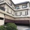 HOTEL Sekitei due(セキテイドゥエ)(奈良市/ラブホテル)の写真『夕方の外観と駐車場出入口』by 少佐
