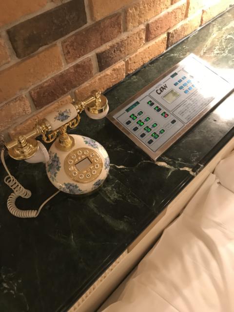 HOTEL CEAN新宿（セアン）(新宿区/ラブホテル)の写真『枕元のコントロールパネルと電話機』by 少佐