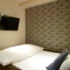 ホテルスマイル(豊島区/ラブホテル)の写真『101号室（部屋の右奥の一人掛けソファからの光景です。TVは壁掛けになってます）』by 格付屋