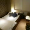 ホテルスマイル(豊島区/ラブホテル)の写真『101号室（部屋の全景です。右奥には１人掛けソファ、右手前は黒の合皮イスがあります。ベッドは広めです））』by 格付屋