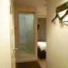 ホテルスマイル(豊島区/ラブホテル)の写真『101号室（ドアを開けると扉があり、その扉を開けたところです。正面奥が浴槽、右奥が部屋になります）』by 格付屋