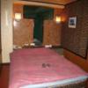 HOTEL 絆（きずな）(台東区/ラブホテル)の写真『501号室 ベッドは標準サイズです　部屋は狭めです』by nognog