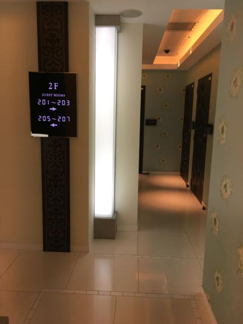 HOTEL AILU(アイル)(豊島区/ラブホテル)の写真『2F共用廊下』by 口コミ野郎