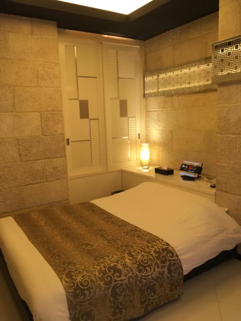 HOTEL AILU(アイル)(豊島区/ラブホテル)の写真『206号室 ベッド周り』by 口コミ野郎