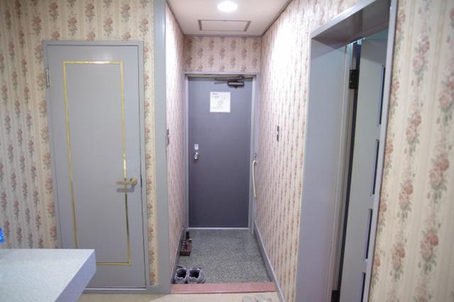 ホテルいいじま(新宿区/ラブホテル)の写真『105号室　玄関スペース』by マーケンワン