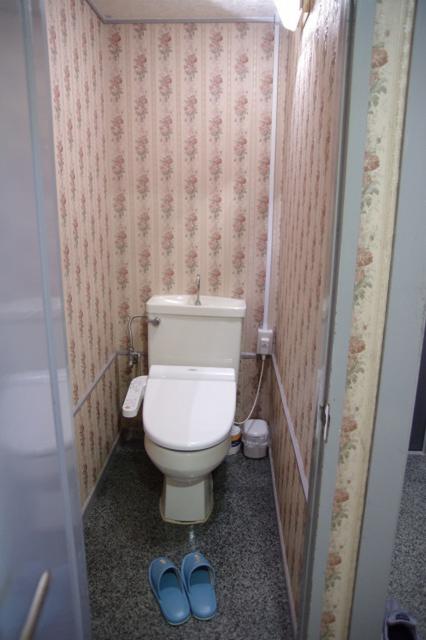 ホテルいいじま(新宿区/ラブホテル)の写真『105号室　洗浄機能付きトイレ』by マーケンワン