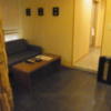 メタルウエーブ(墨田区/ラブホテル)の写真『602号室 ソファ（奥に見えるのは浴室入口）』by ホテルレポったー