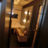 錦糸町 プチテル(墨田区/ラブホテル)の写真『402号室の鏡(部屋を入って右側)』by おこ