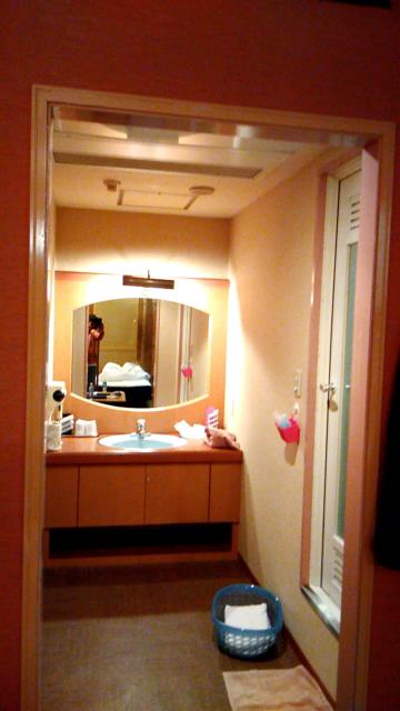 パラドール(名古屋市中村区/ラブホテル)の写真『401号室の洗面台、アメニティ』by エロスギ紳士