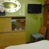 HOTEL STATION3(台東区/ラブホテル)の写真『501号室（ご覧のとおりベッド以外は椅子１脚のみで、TVも壁掛けで小さいです）』by 格付屋