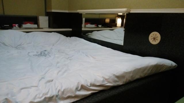 HOTEL STATION リオン(台東区/ラブホテル)の写真『403号室ベッド(右手の壁には鏡があります)』by オレの地雷を越えてゆけ！
