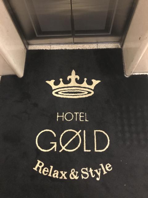 HOTEL GOLD(ホテル ゴールド)(川崎市川崎区/ラブホテル)の写真『エレベーター前絨毯』by こーめー