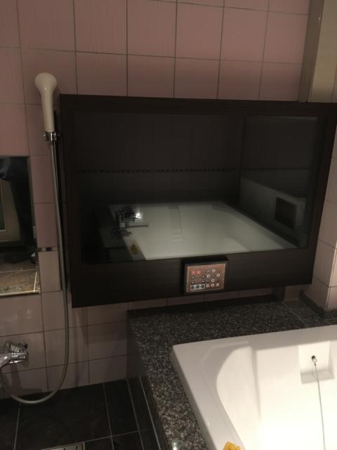 HOTEL GRASSINO URBAN RESORT 浦和 （ホテルグラッシーノアーバンリゾートウラワ）(さいたま市緑区/ラブホテル)の写真『505号室  浴室内の大型のテレビ』by 口コミ野郎