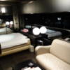 シーズ鶯谷(台東区/ラブホテル)の写真『405号室、手前に大きなソファで奥にベッド、壁と天井はミラーです。』by よしっく