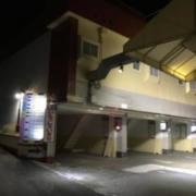 ホテル L&F（リトルフラッパー）(静岡市駿河区/ラブホテル)の写真『夜の外観』by まさおJリーグカレーよ